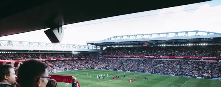 Cược trực tiếp (In-play) là gì? Odds động, độ trễ và Cash Out
